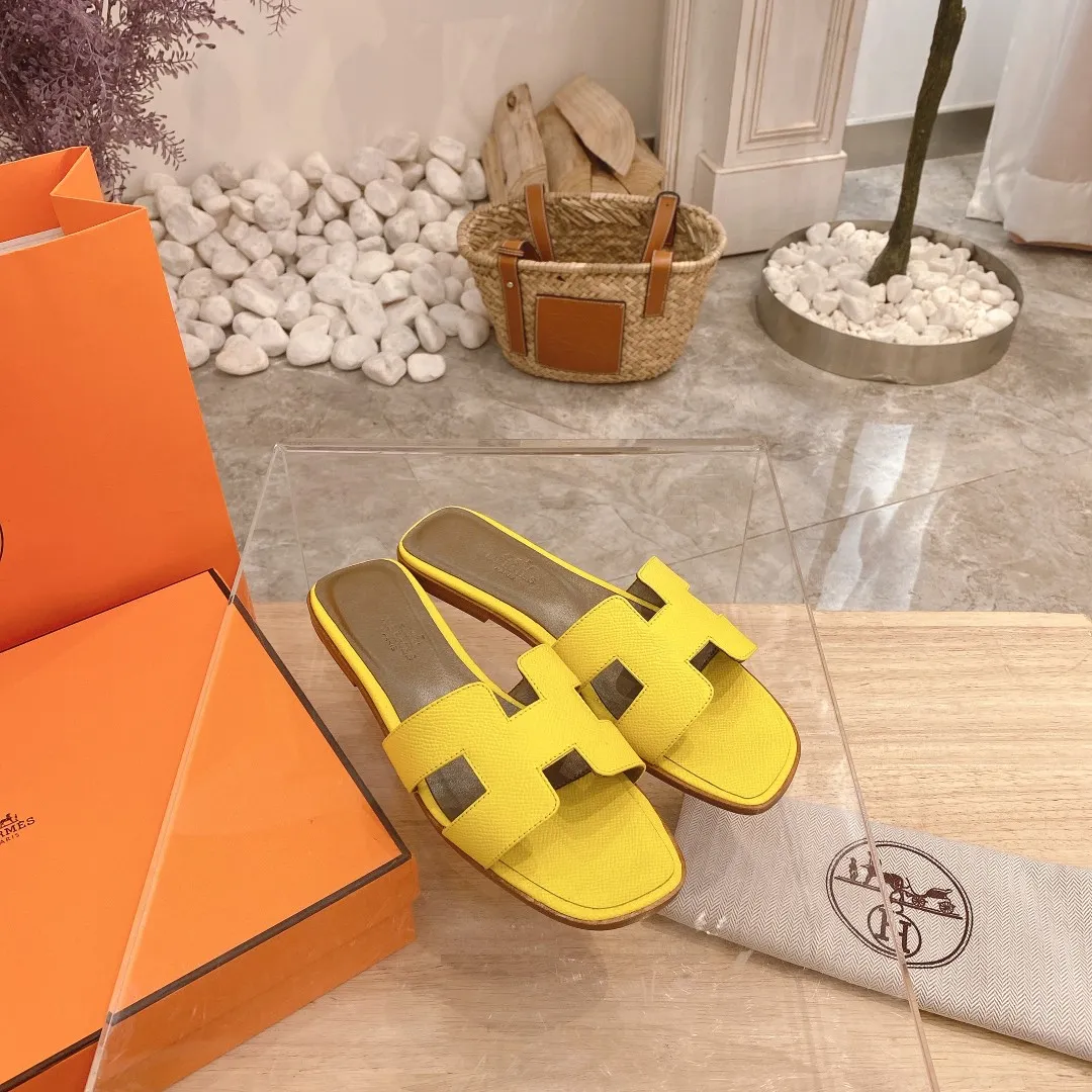 👟👟Ex-factory price 300👟👟 Genuine leather sole +40 🦄Hermès "Palm Print" has added new color sandals, "Year-round shipment" with three-dimensional concave and convex feeling on the classic "H" upper... It is a must-have item in your wardrobe, and it is magically versatile in this summer! This model fully demonstrates the classic Hermès style "palm print". Classic calfskin material ~ imported sheepskin. Lining 🐎Size: 34~42. Heel height ② type: low heel 1.5cm. Medium heel 4.5cm. Genuine leather sole +40 rubber sole.